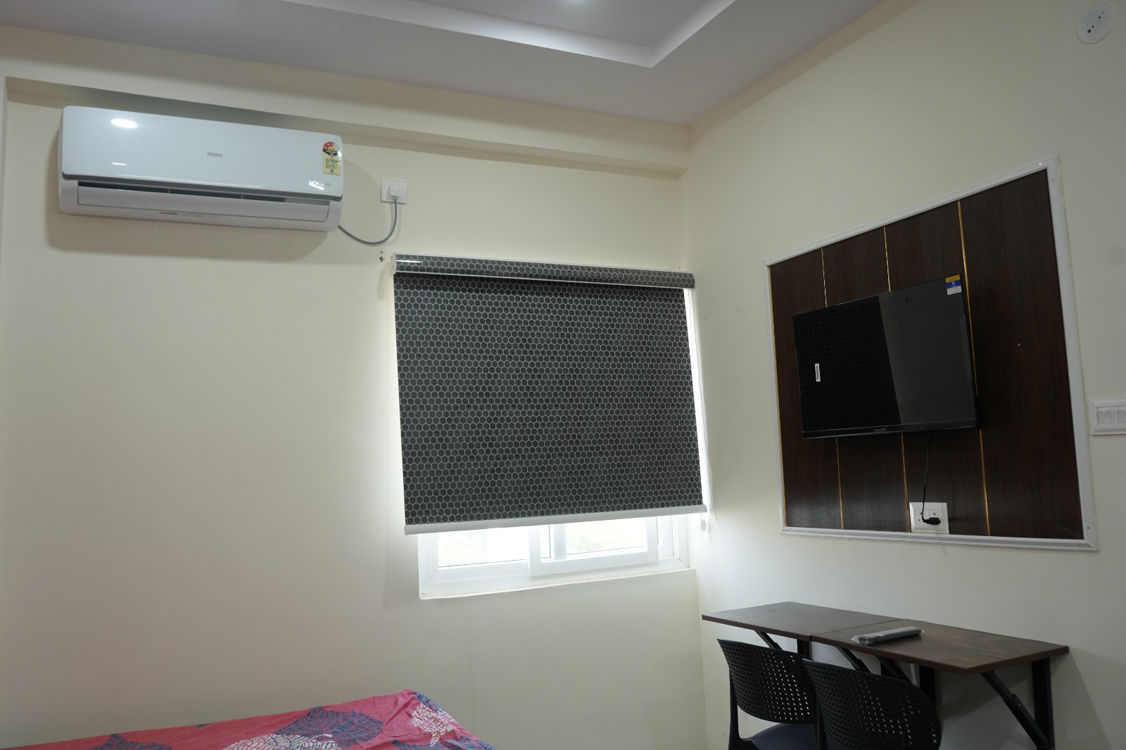 Luxury AC PG room with study desk in Kondapur